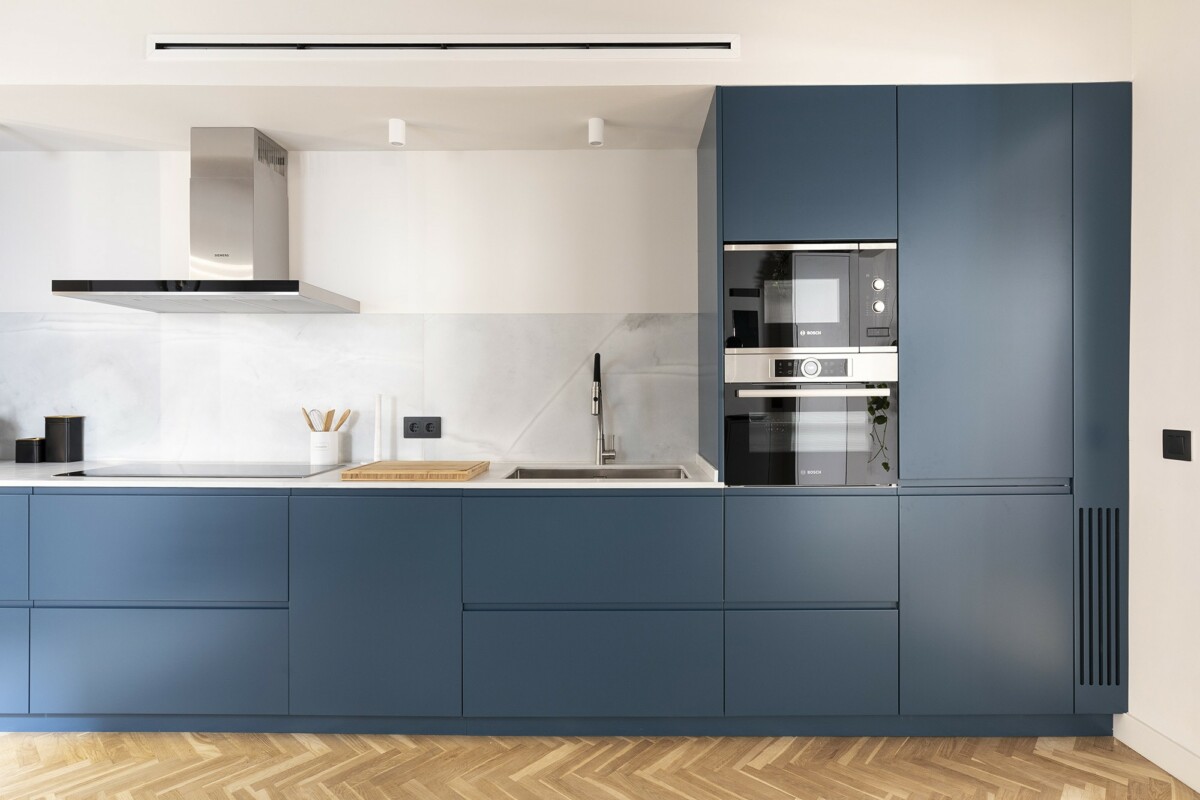 cuisine design noire sol parquet chevrons