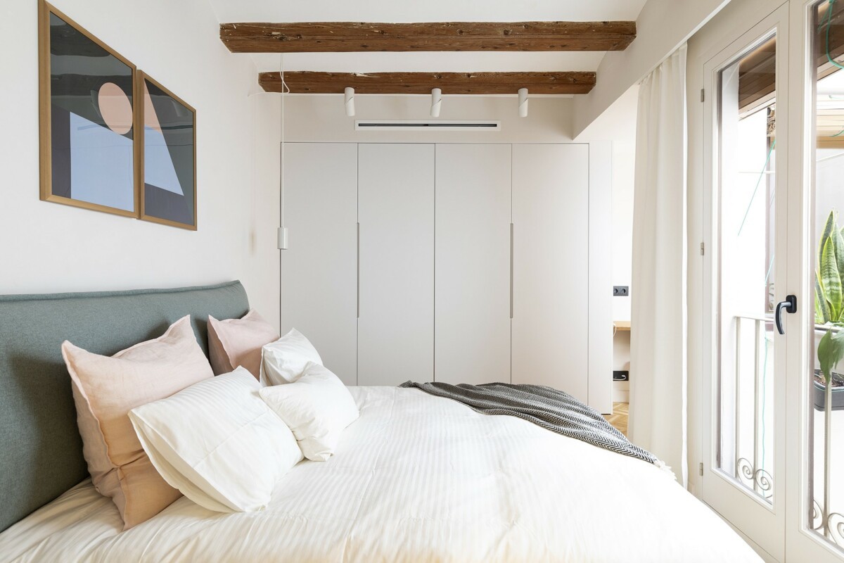 chambre moderne avec poutres et dressing