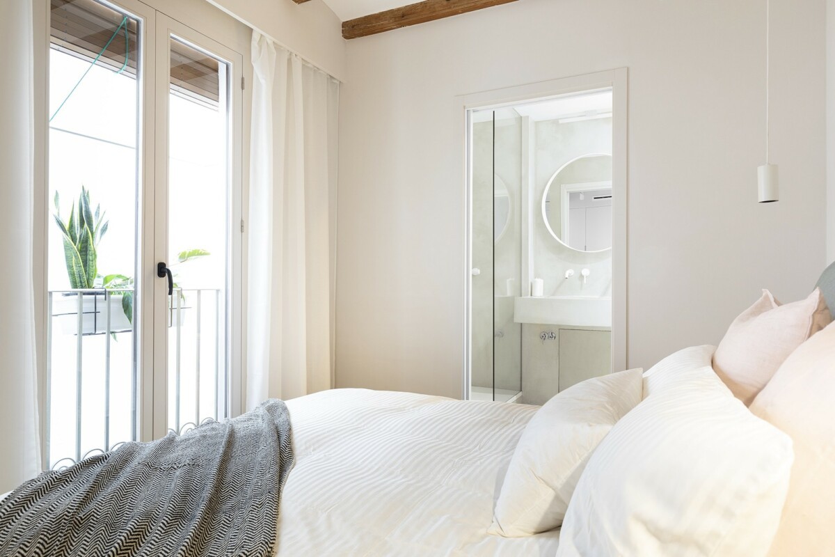 chambre moderne avec poutres et salle de bain