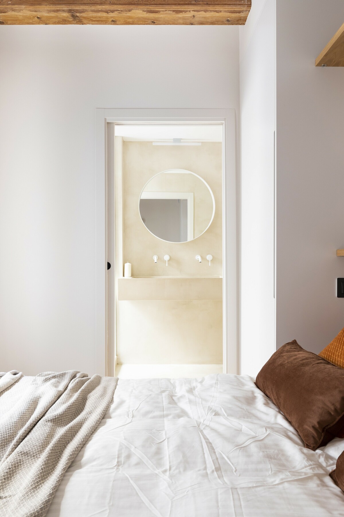 chambre moderne avec poutres et salle de bain