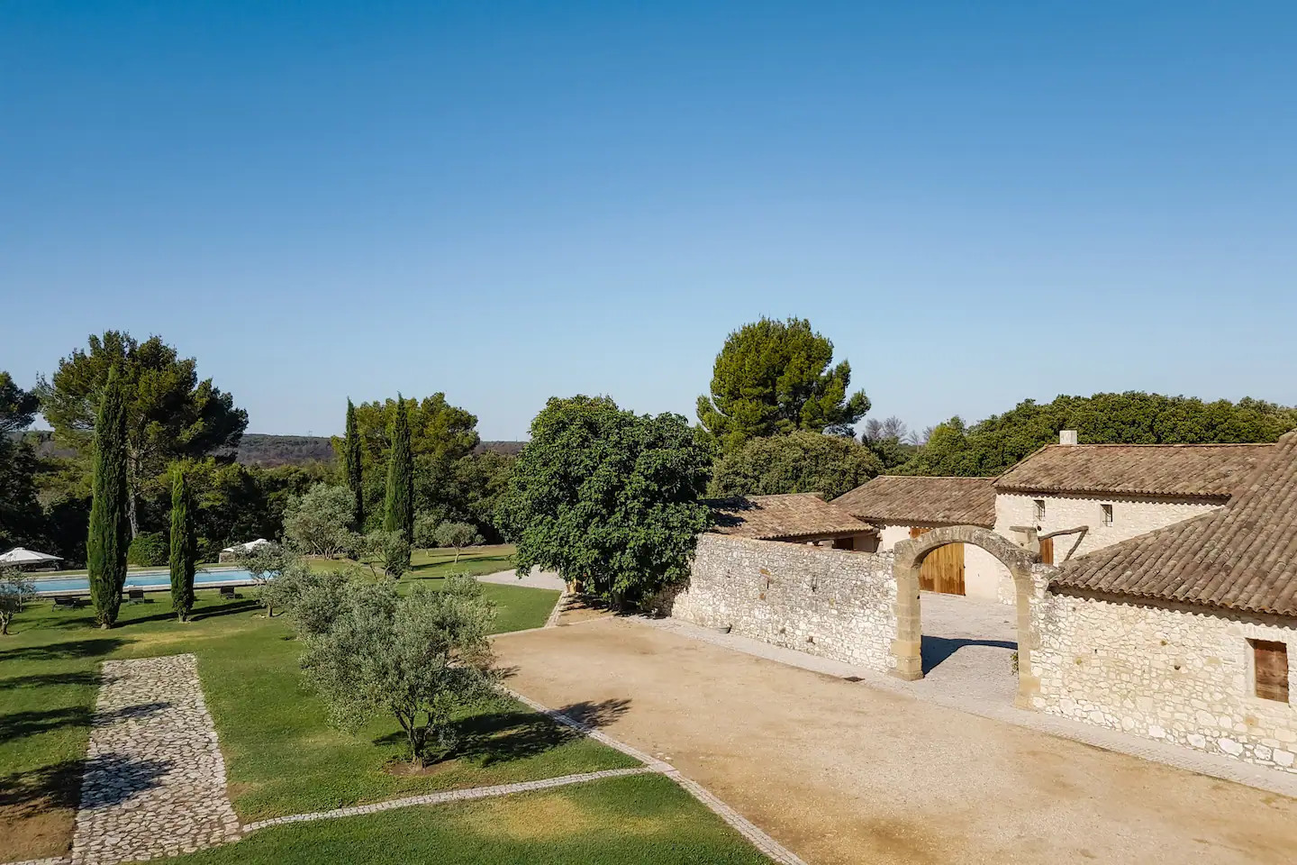jardin avec cyprès et piscine maison rénovée jardin avec cyprès et piscine maison rénovée