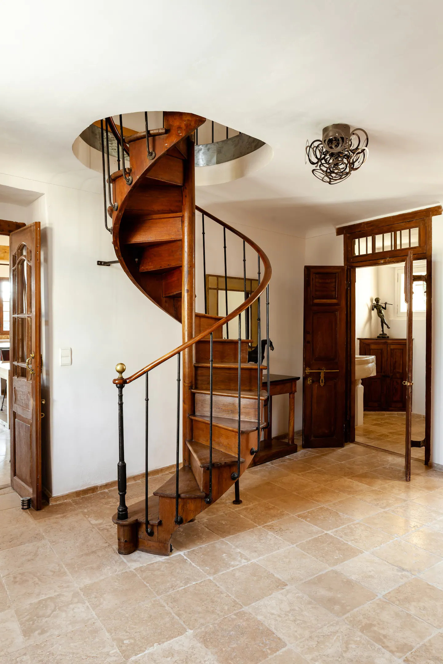 entrée avec escalier en bois vintage entrée avec escalier en bois vintage