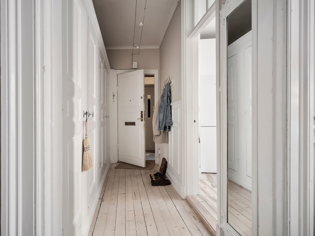 entrée avec parquet clair