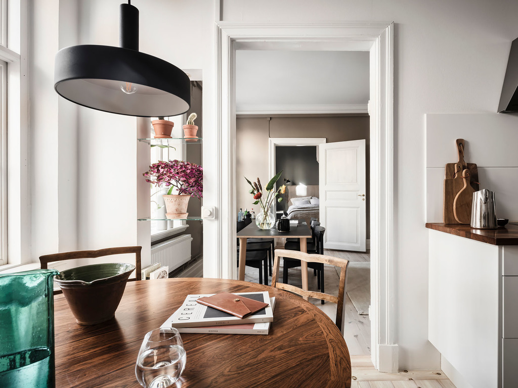 cuisine design blanche avec espace repas