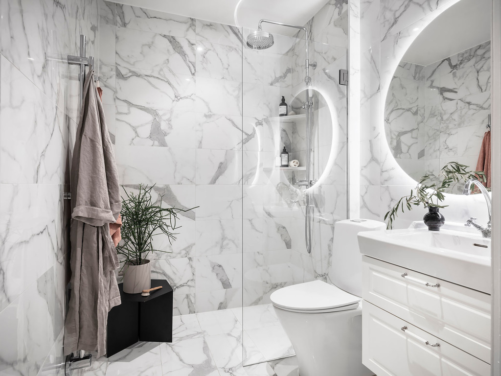 salle de bain marbre blanc