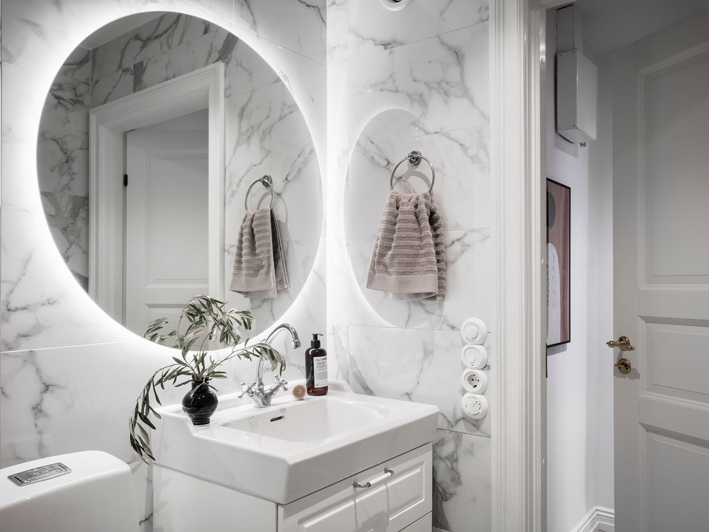 salle de bain marbre blanc
