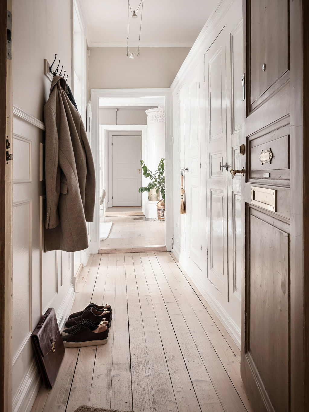 entrée avec parquet clair