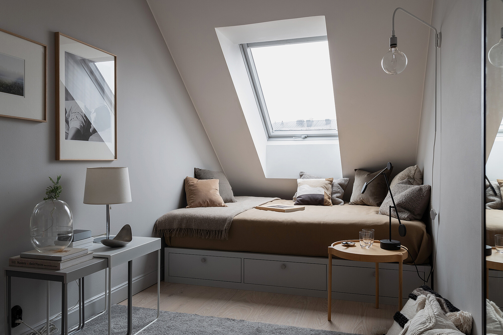 chambre mansardée avec fenêtre de toit chambre mansardée avec fenêtre de toit