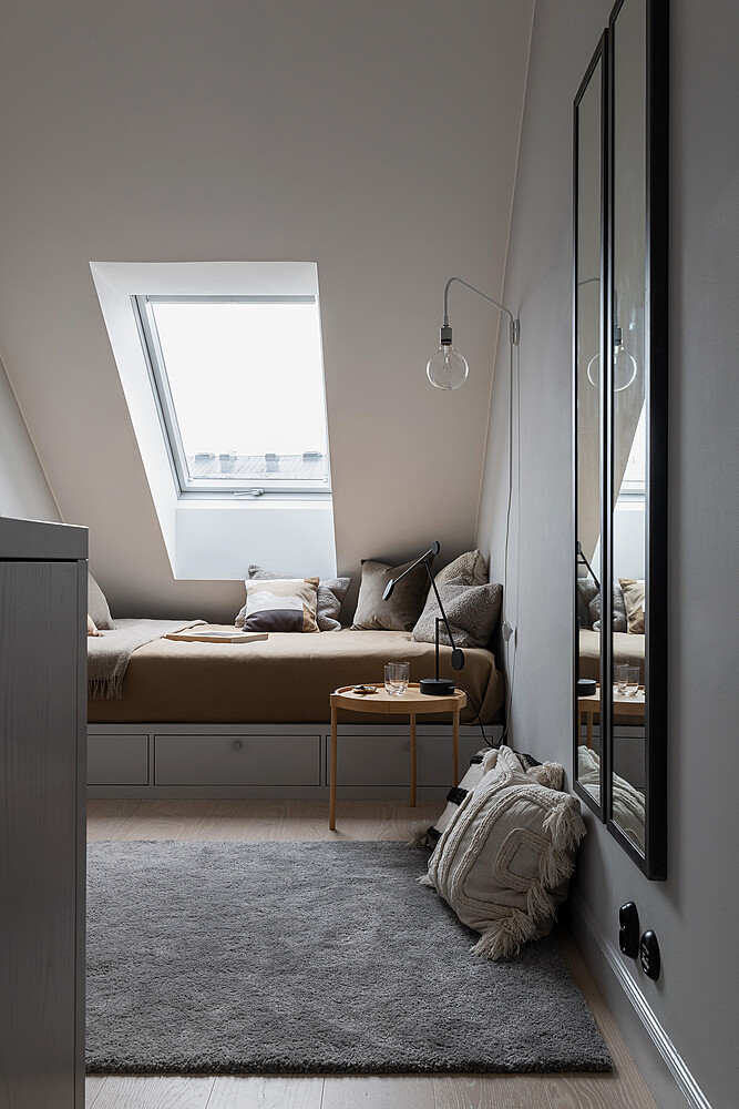 chambre mansardée avec fenêtre de toit chambre mansardée avec fenêtre de toit