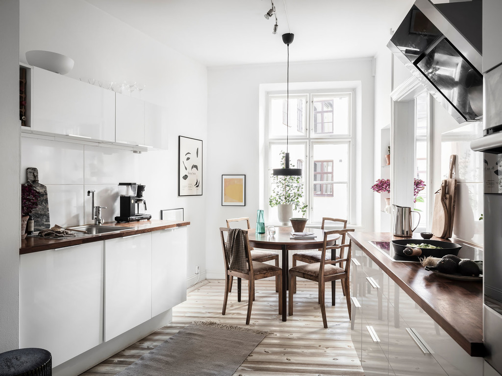 cuisine design blanche avec espace repas
