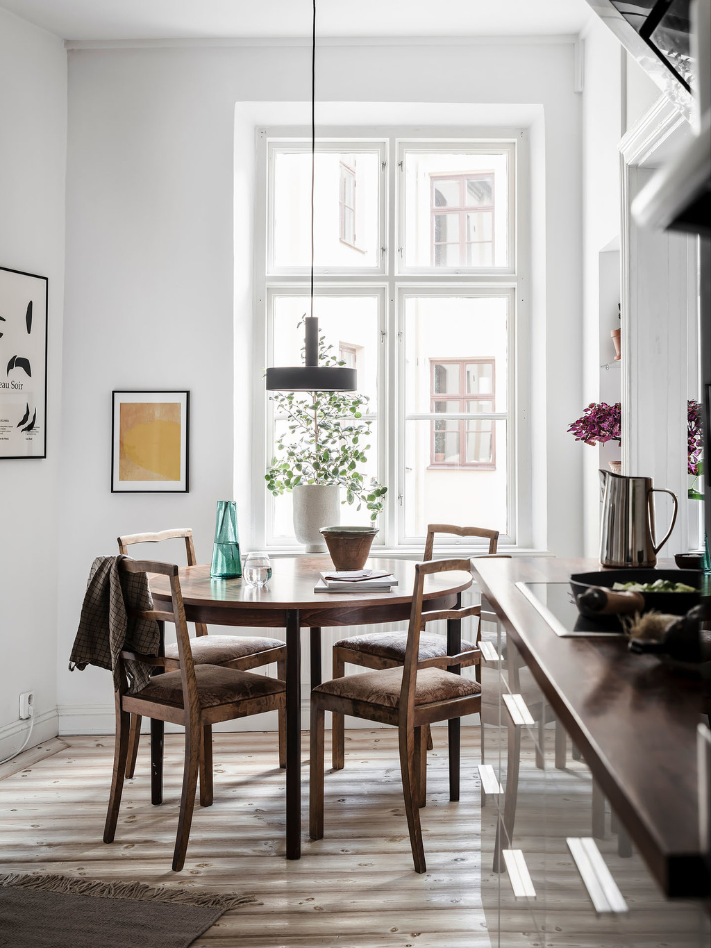 cuisine design blanche avec espace repas