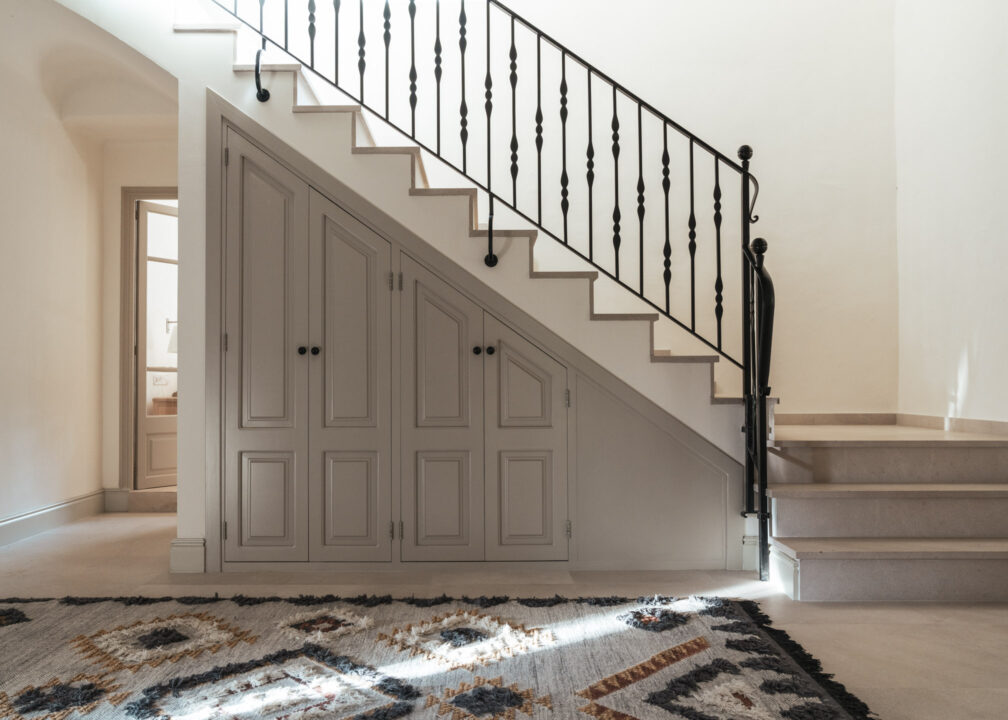entrée avec escalier en pierres