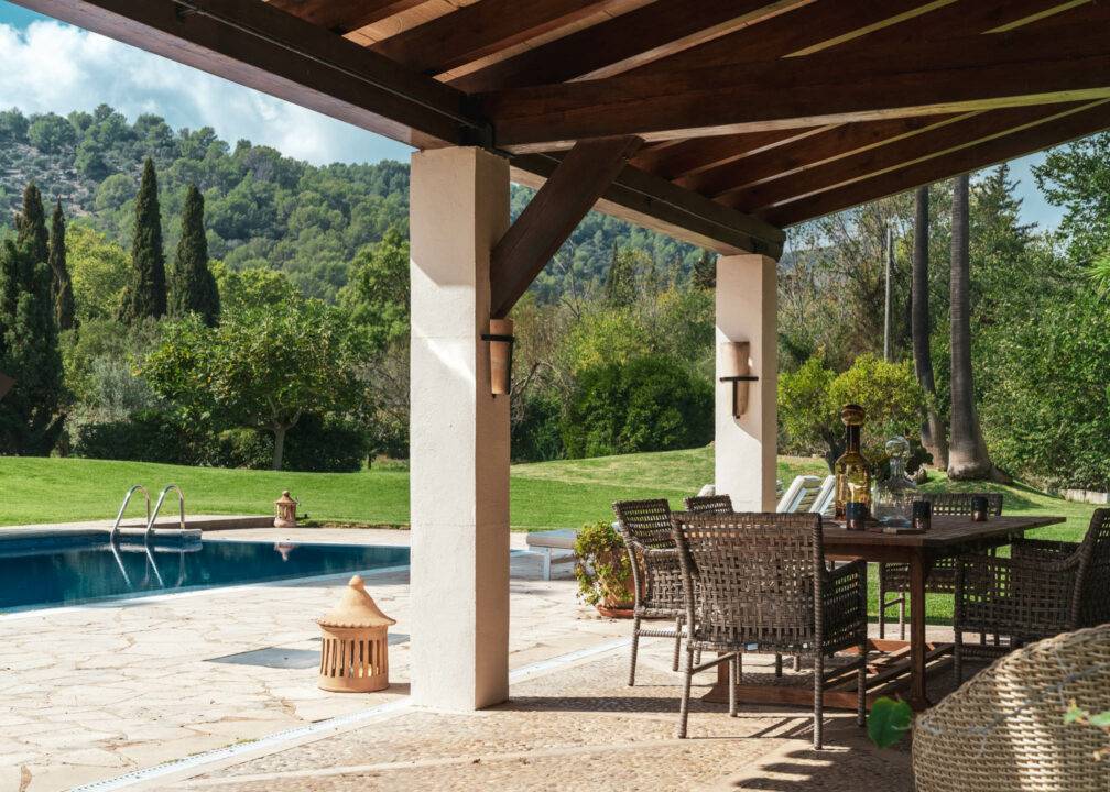 terrasse abritée avec piscine