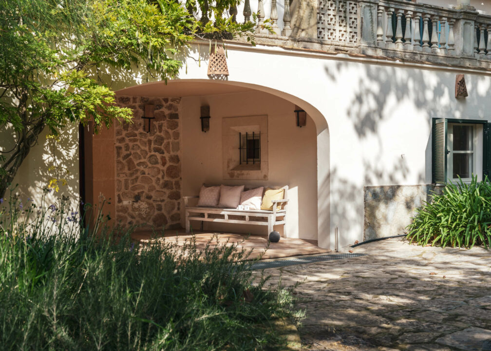entrée maison en pierres