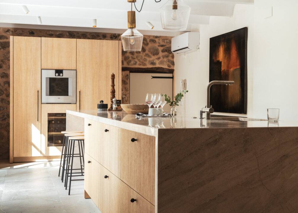 cuisine design dans maison en pierres