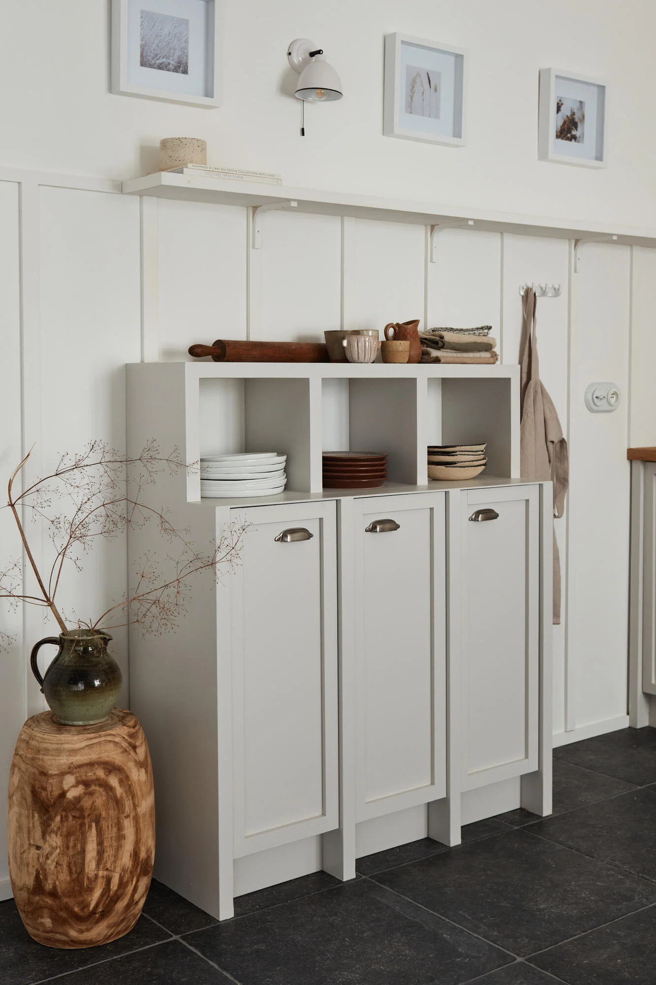 lambris gris dans cuisine grise