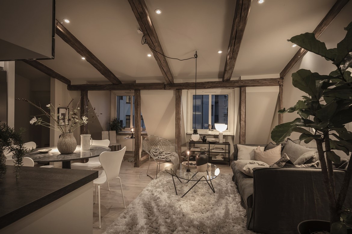 salon avec poutres vue nuit