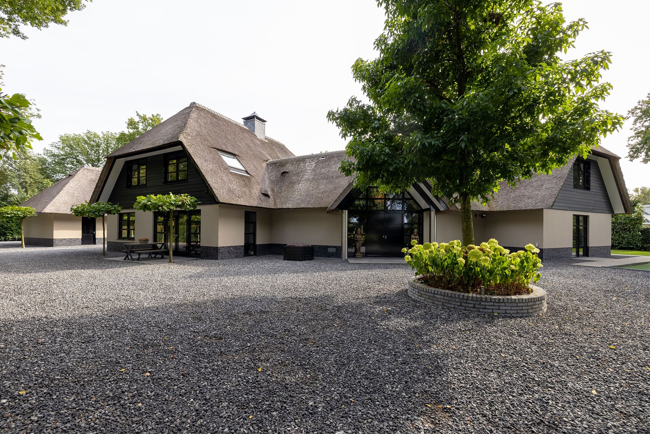 façade maison contemporaine avec toit de chaume