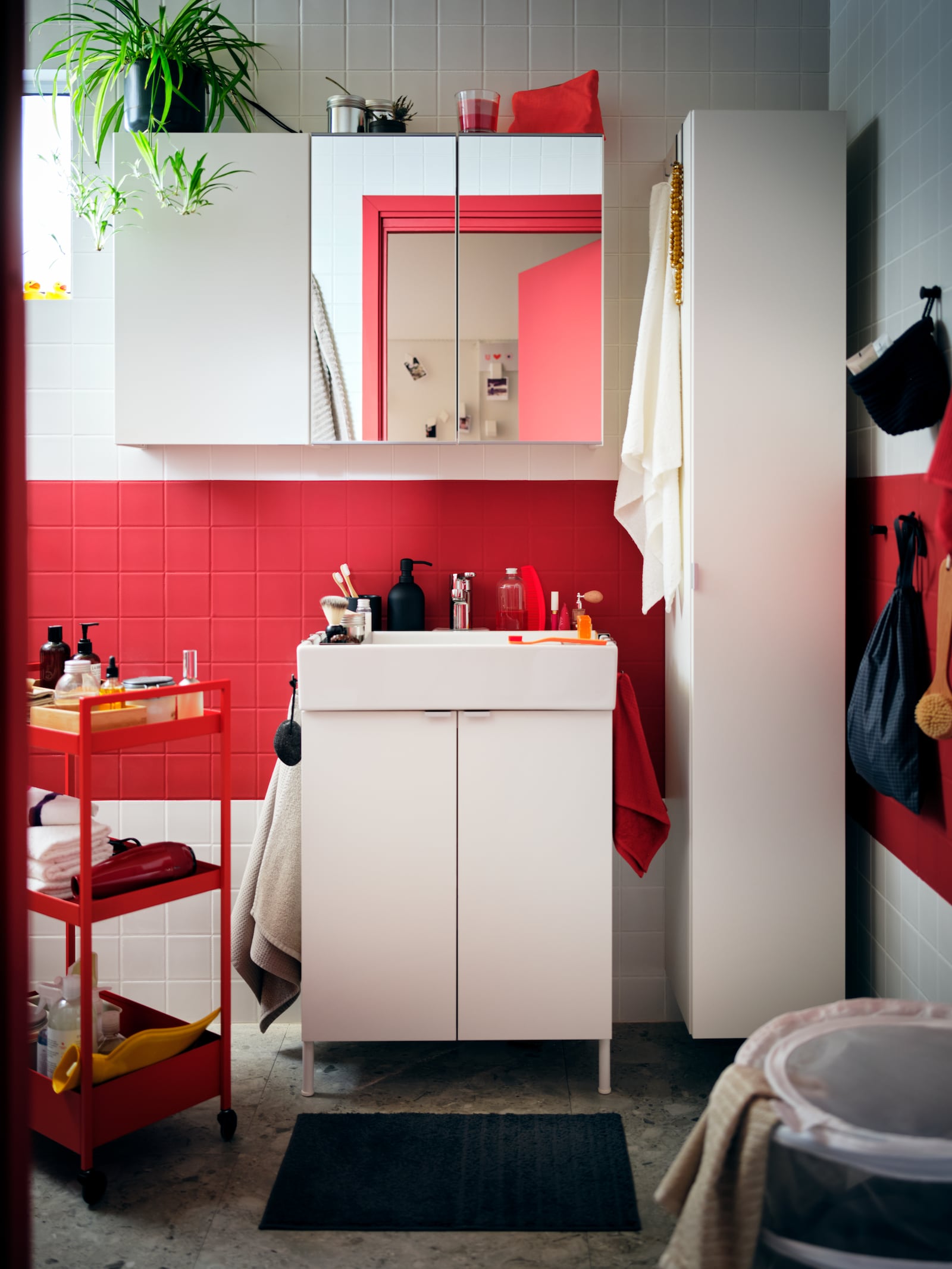 salle de bain rouge