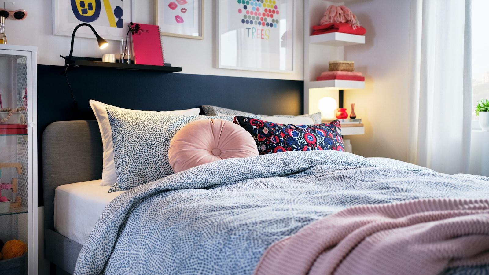 chambre avec tête de lit tissu