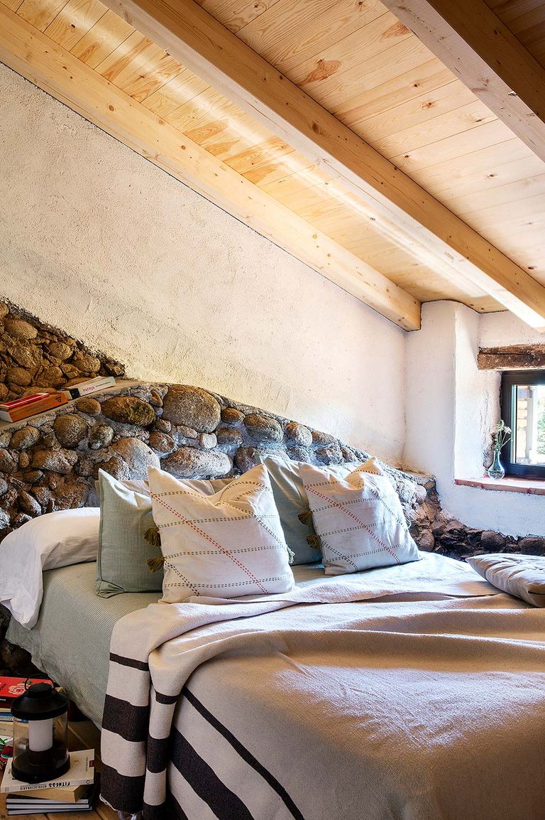 chambre sous combles avec mur en pierres chambre sous combles avec mur en pierres