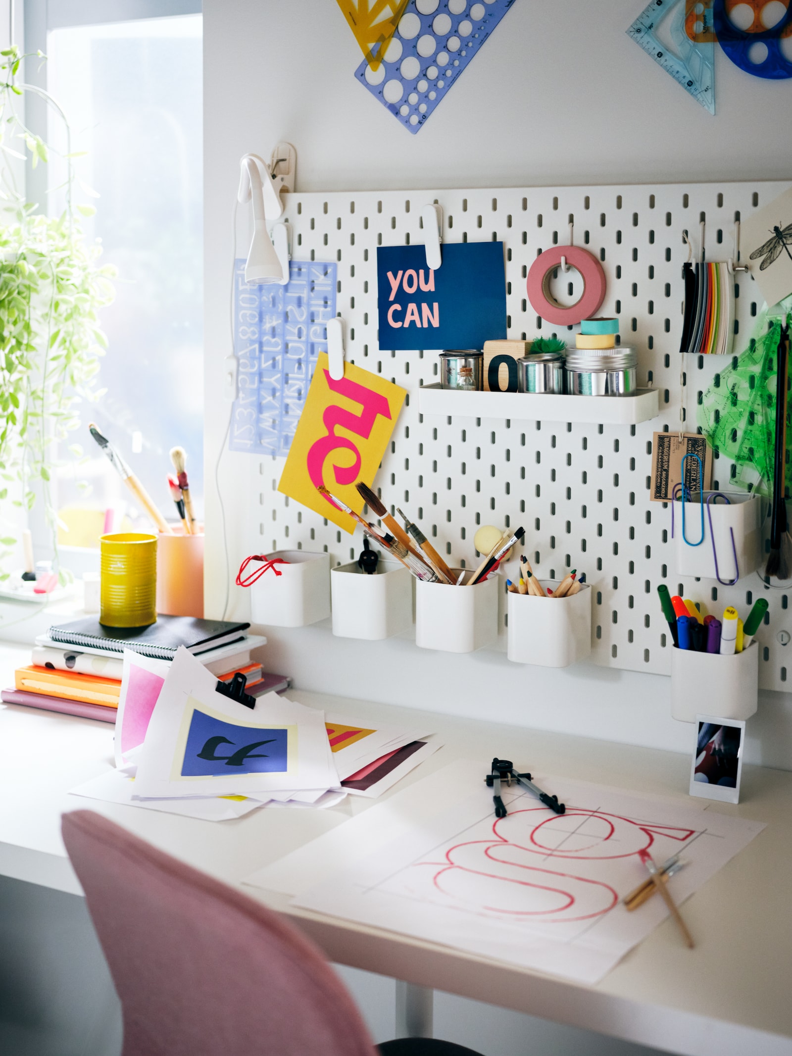 détail bureau avec boîtes rangement IKEA