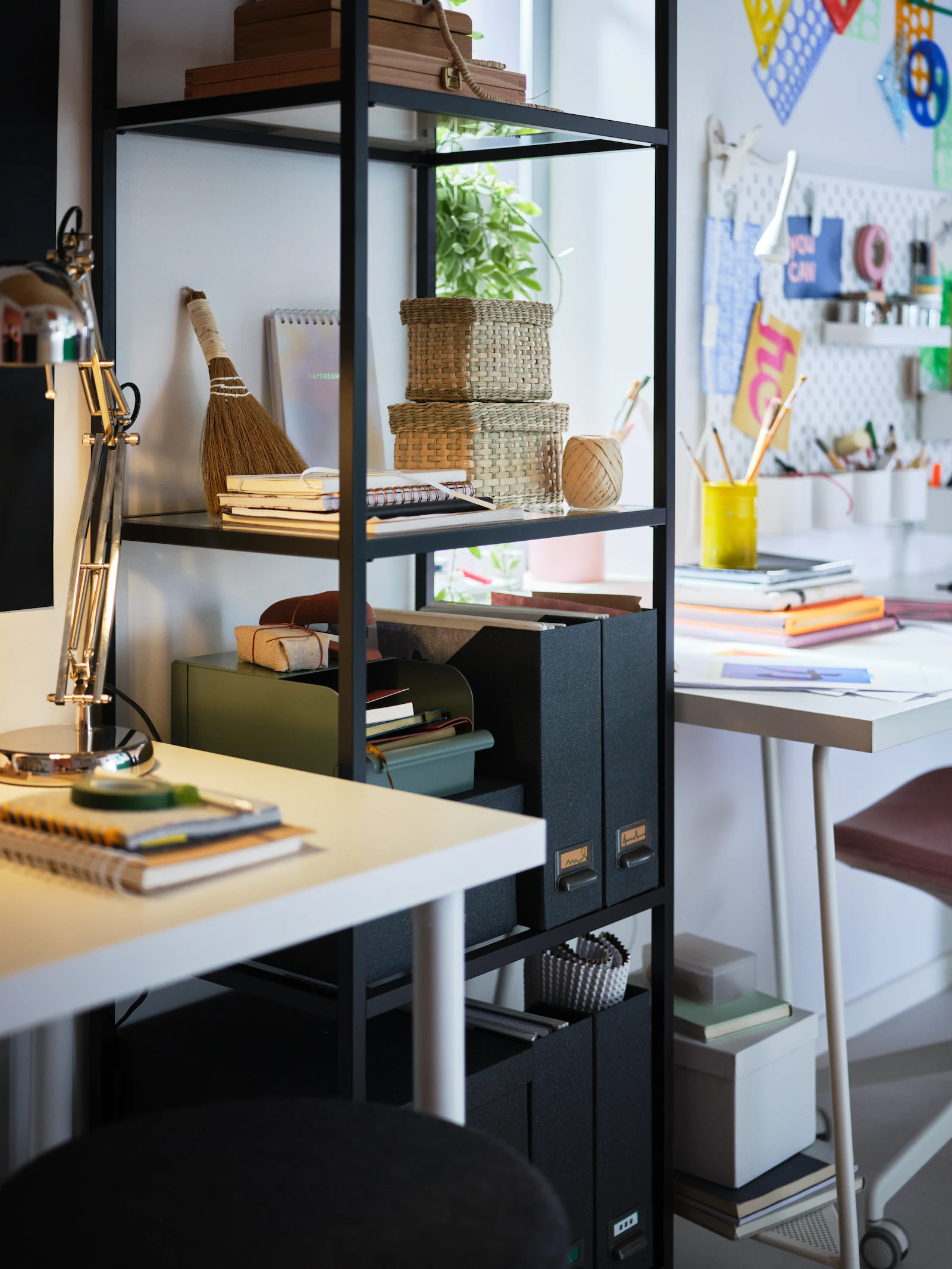 bureau avec rangements ouverts IKEA