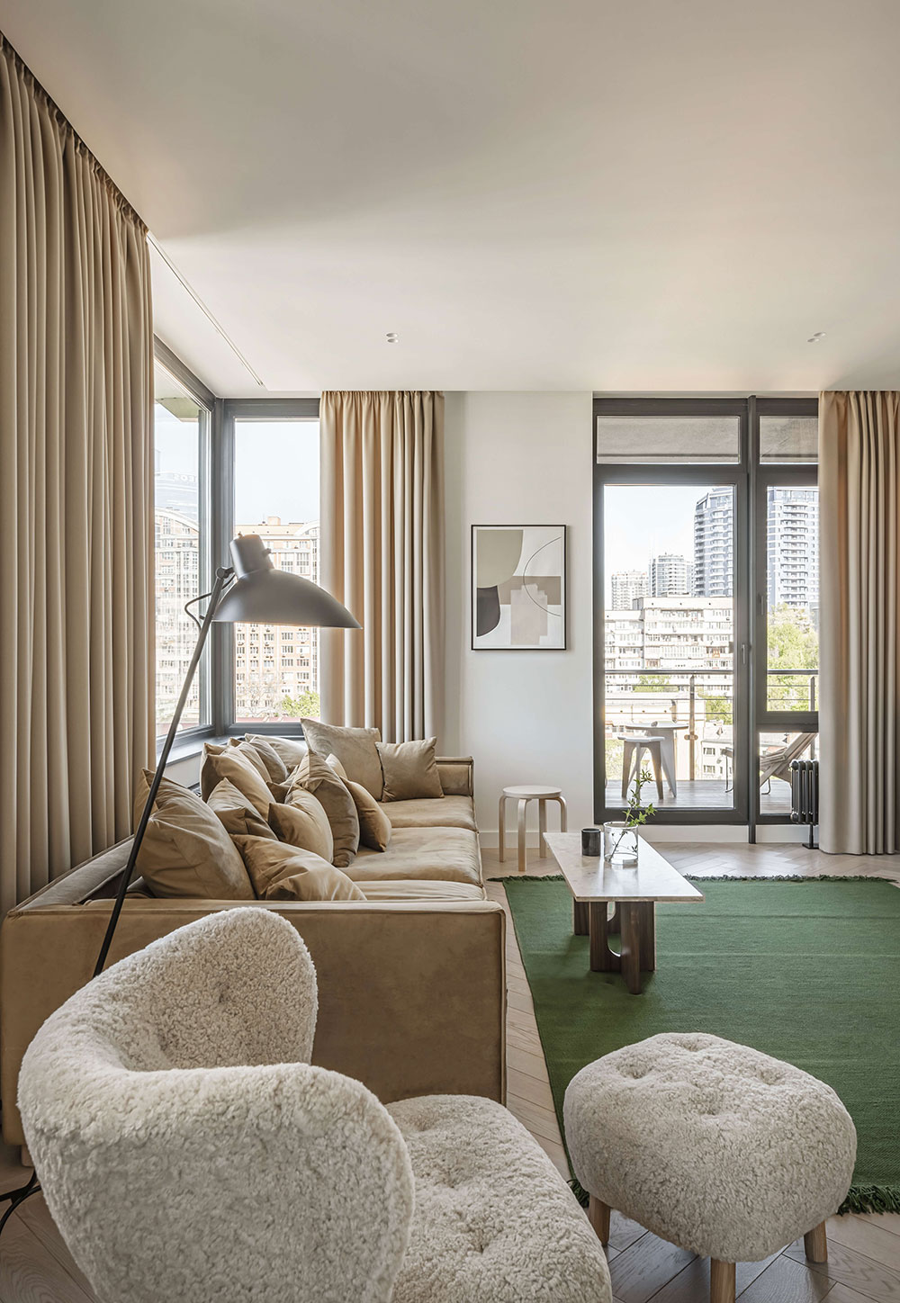 salon design scandinave avec tapis vert