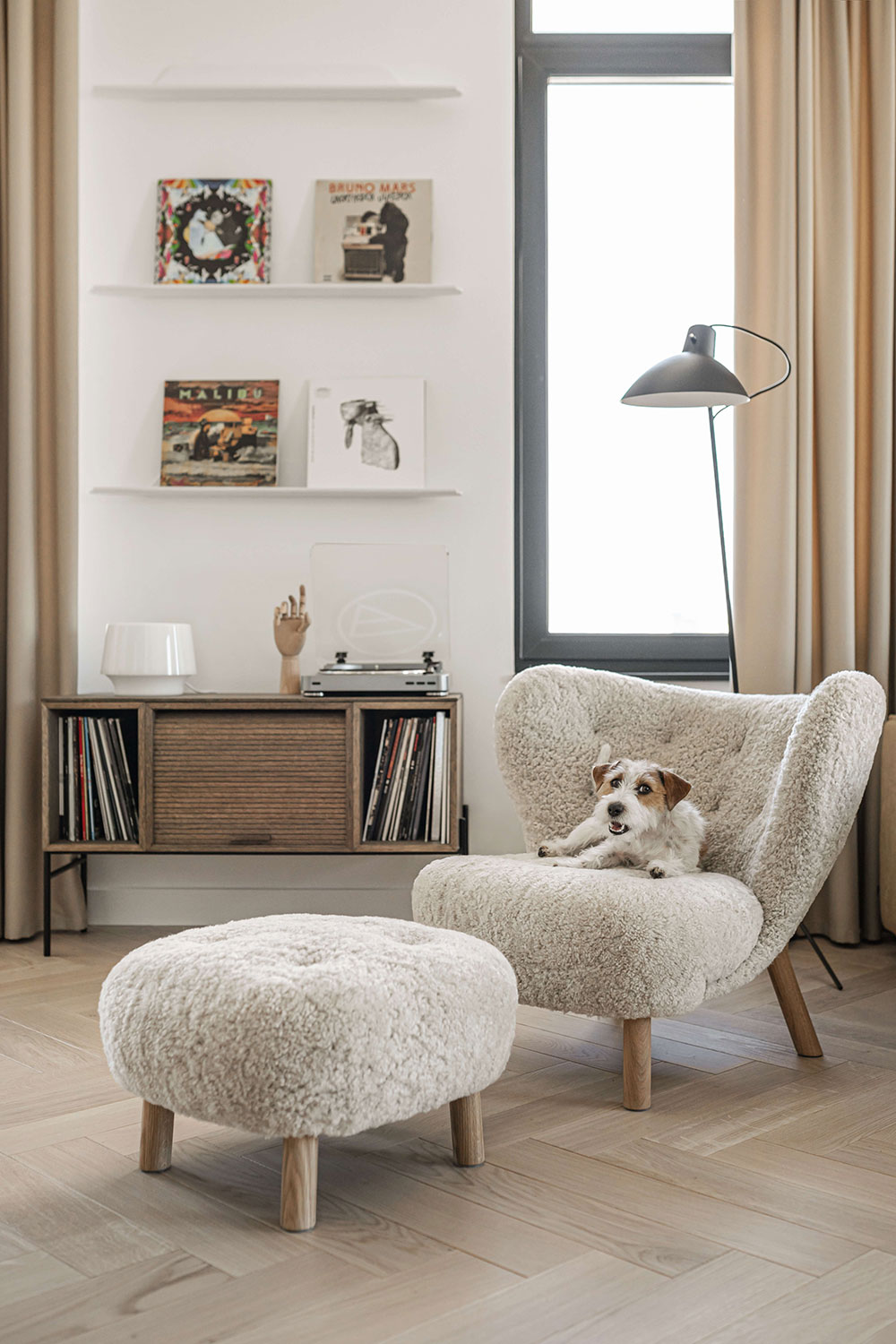 salon avec fauteuil bouclé