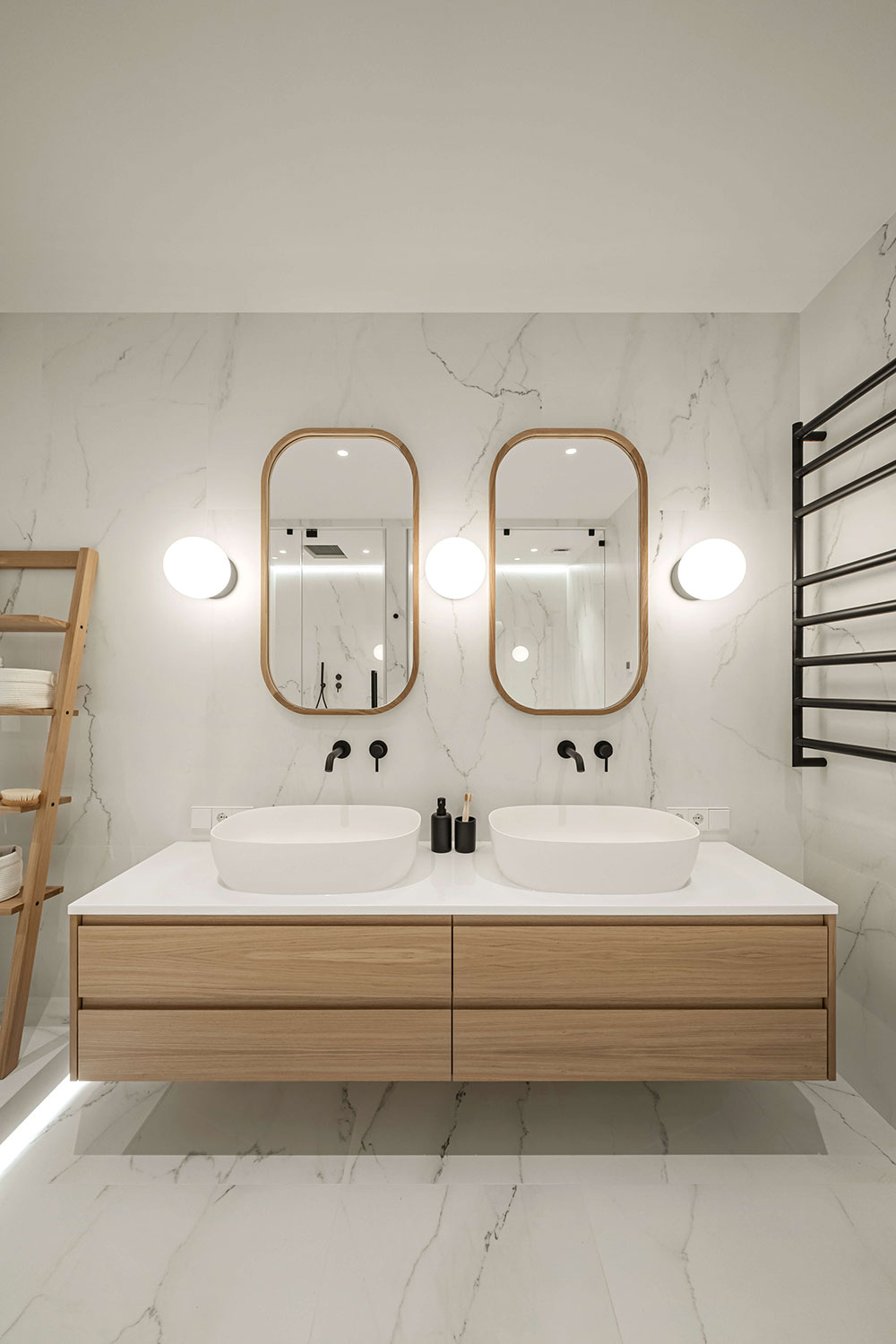 salle de bain design en marbre blanc