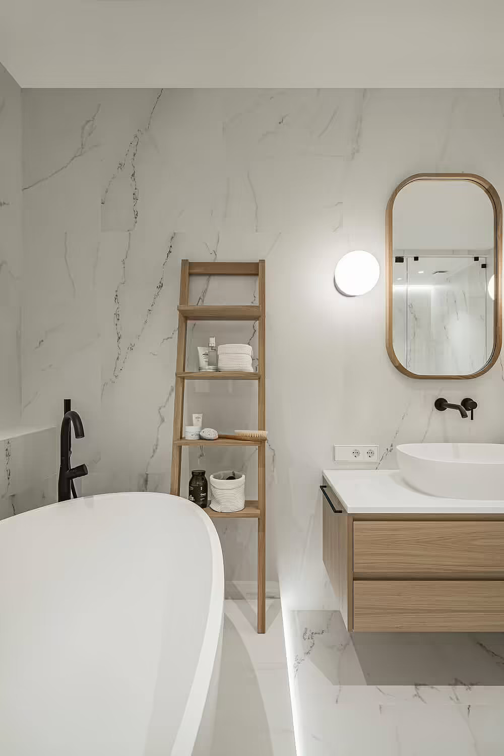 salle de bain design en marbre blanc