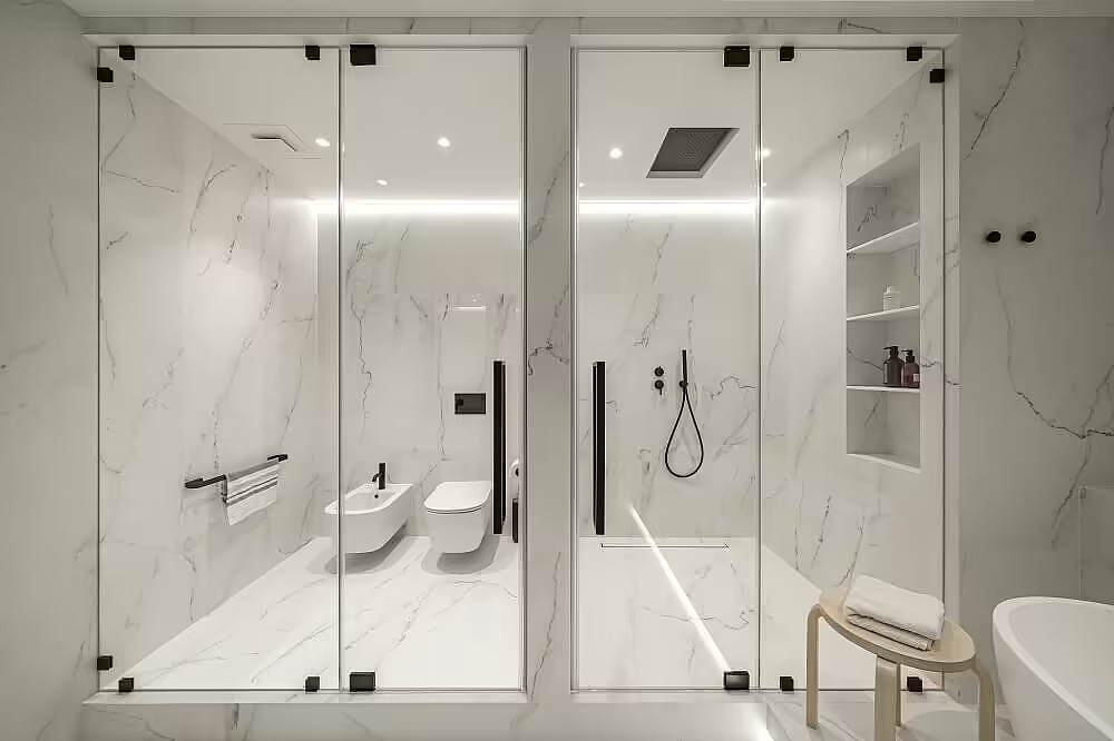 salle de bain design en marbre blanc