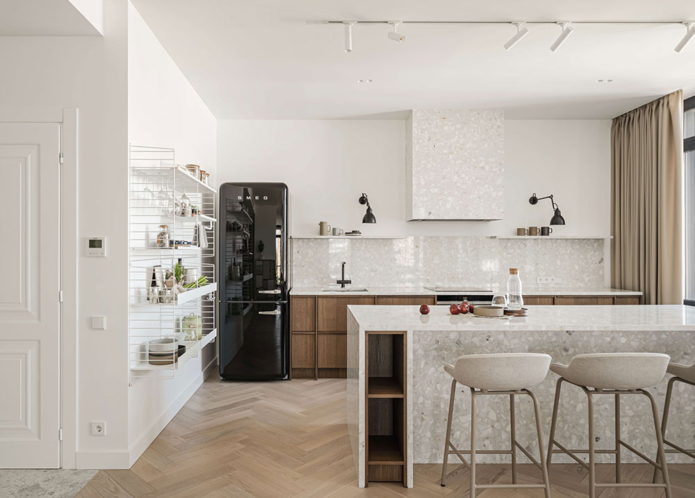 cuisine bois avec îlot décoration design SMEG noir