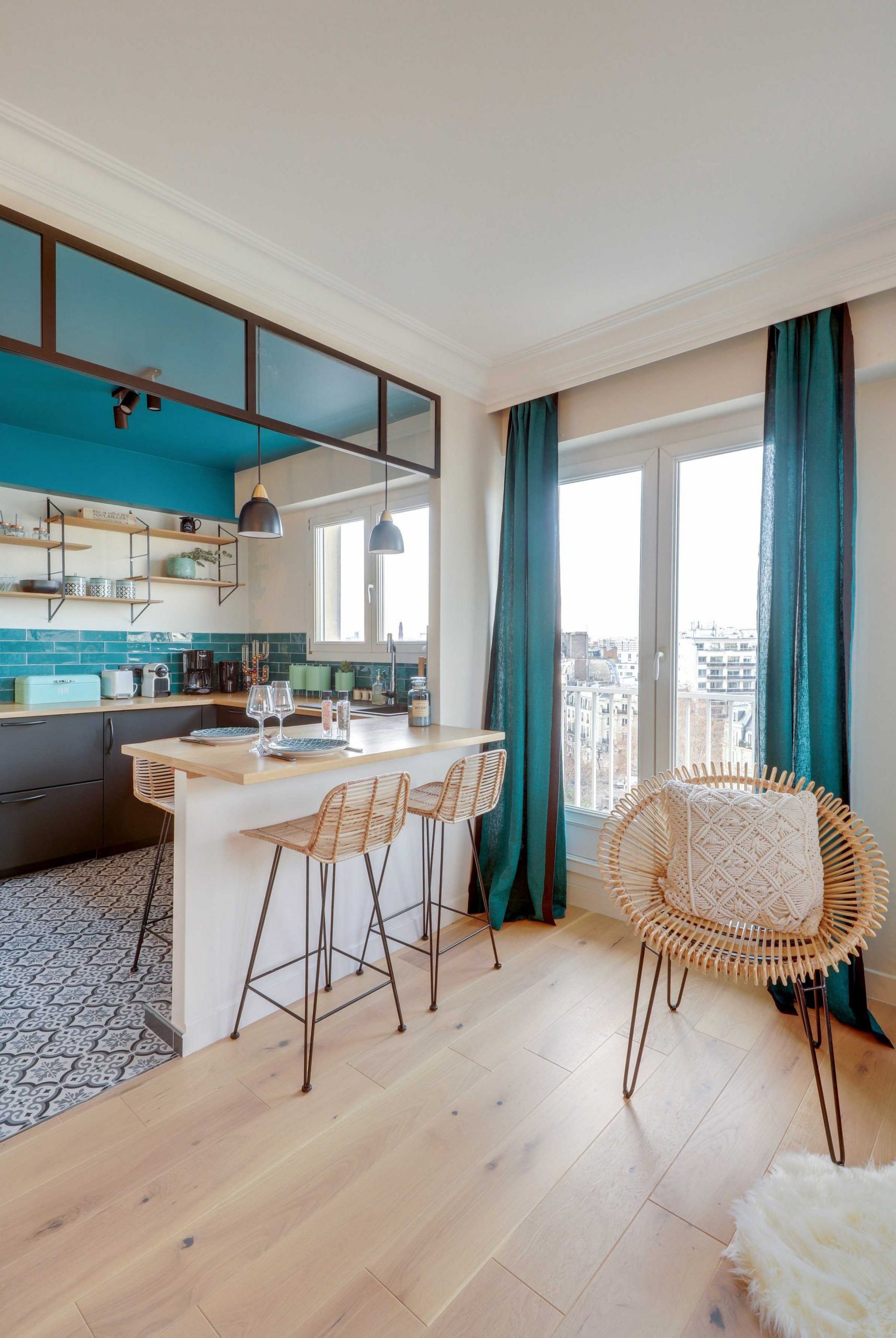 cuisine ouverte décoration bleue appartement rénové des années 60