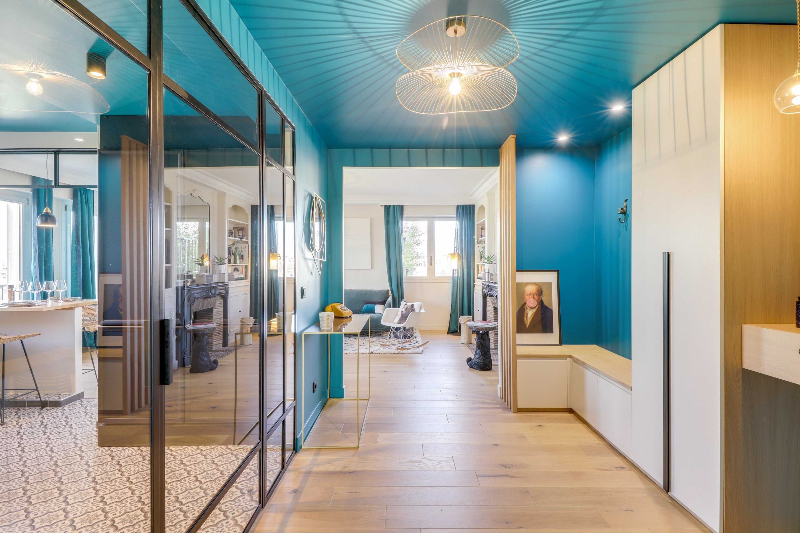 entrée appartement avec plafond bleu et verrière