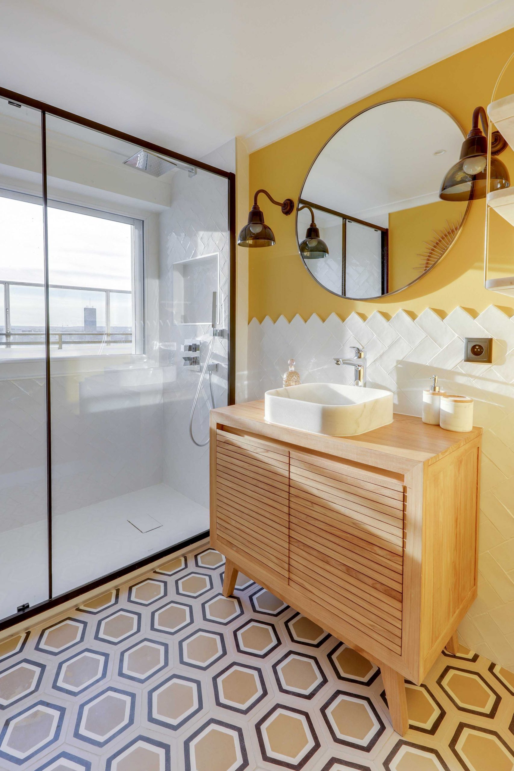 salle de bain design avec mur jaune