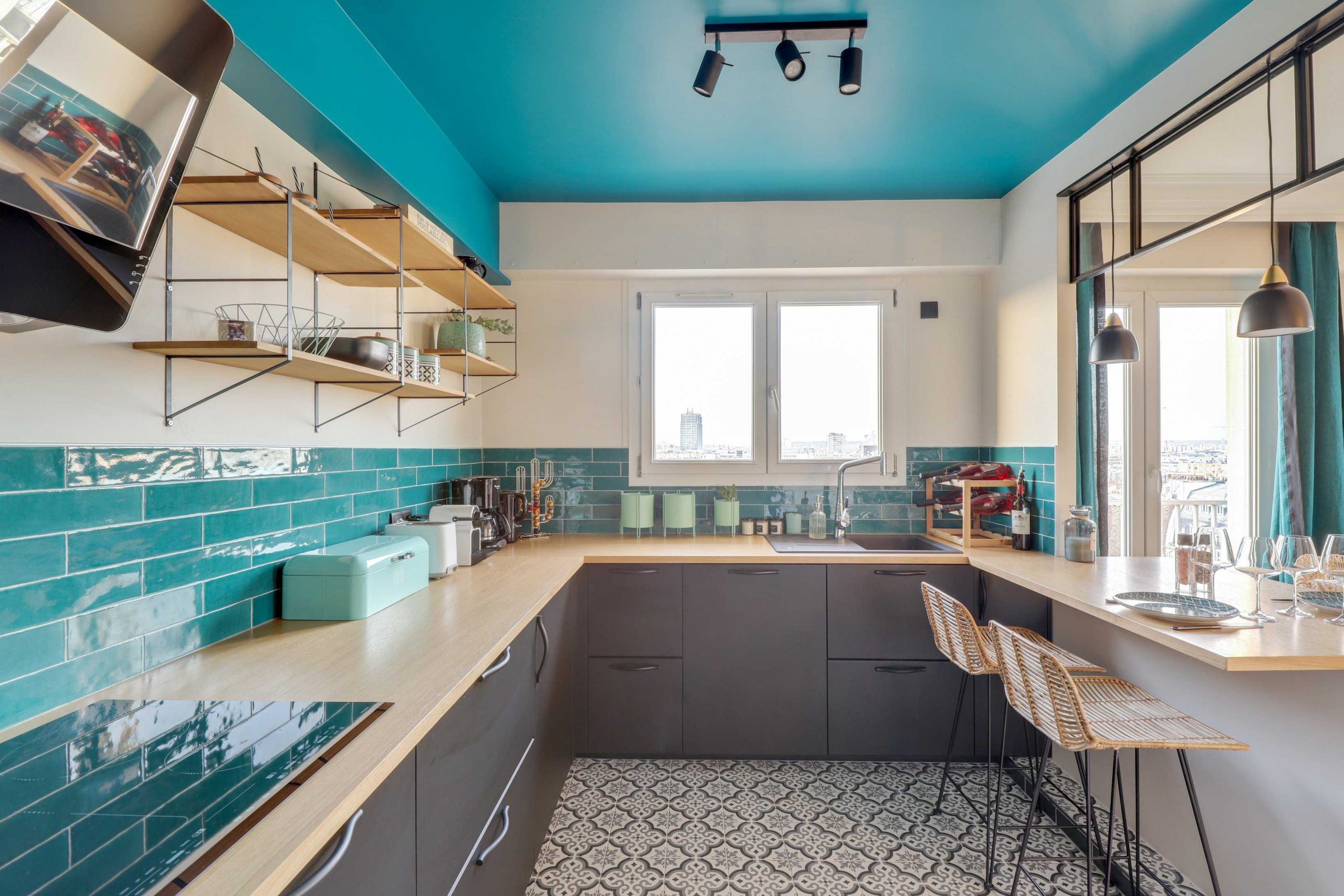 cuisine ouverte design gris verrière et plafond bleu