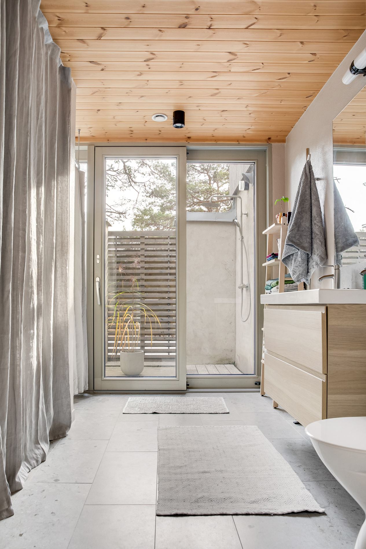 salle de bain design avec fenêtre et douche extérieure