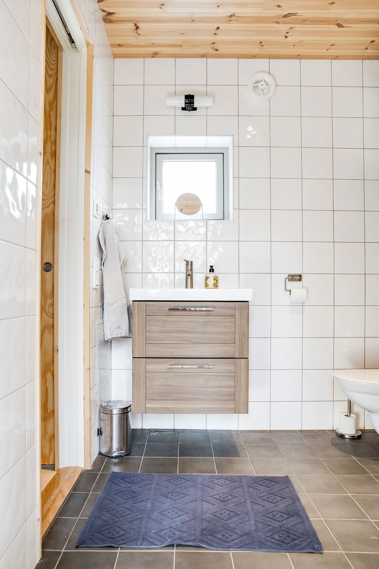 salle de bain blanche et bois