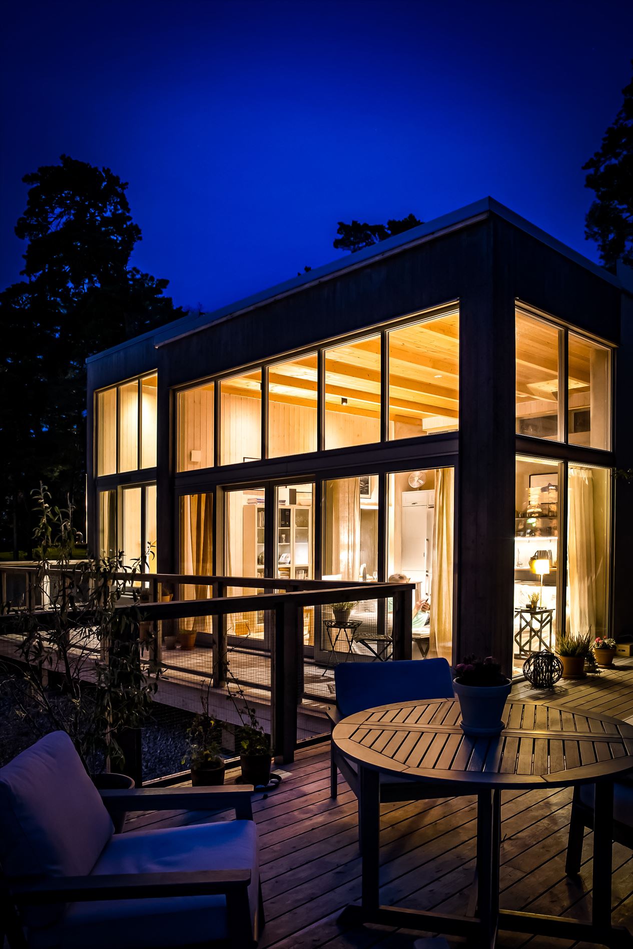 façade maison en bois cubique vue nuit
