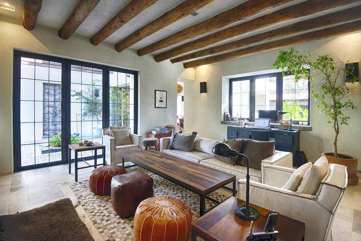 salon avec poutres maison contemporaine