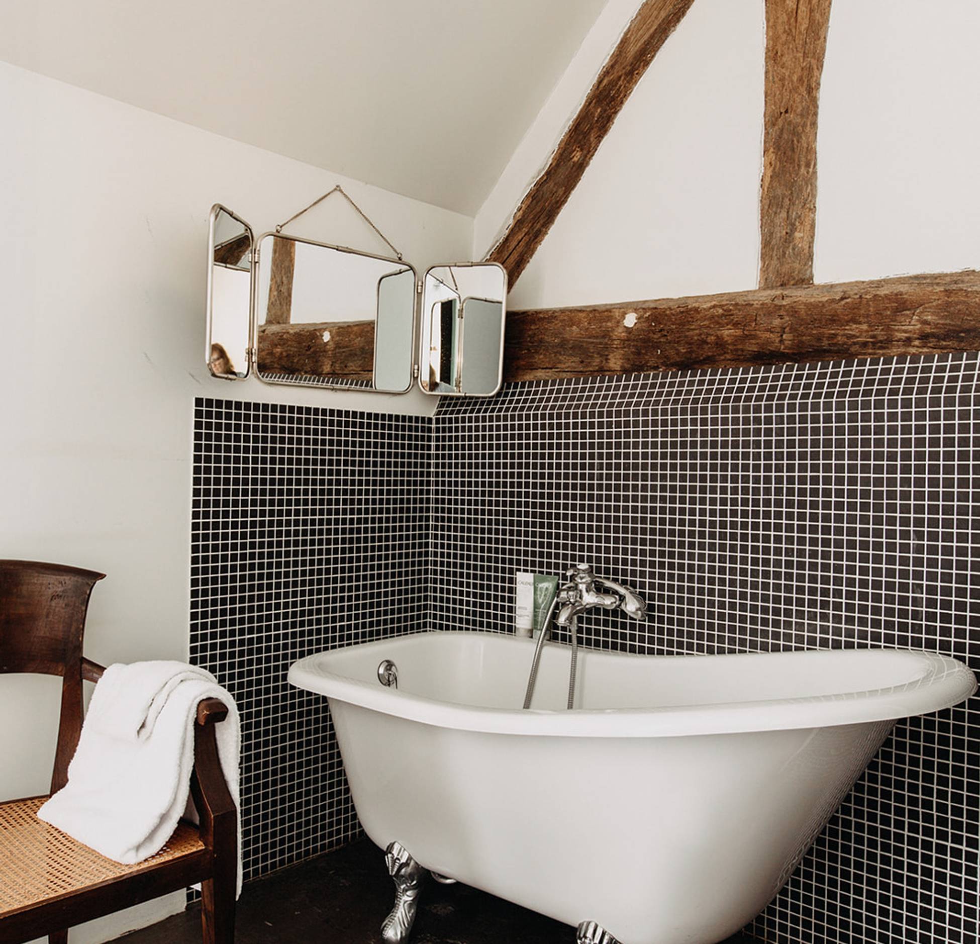 salle de bain vintage avec colombage