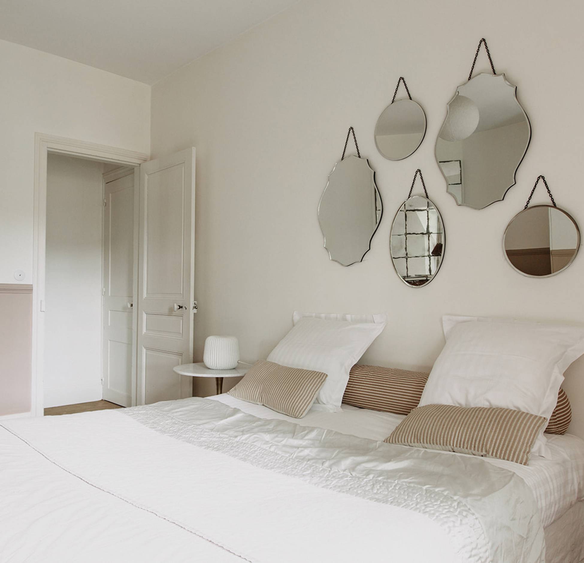chambre décoration vintage mur miroirs