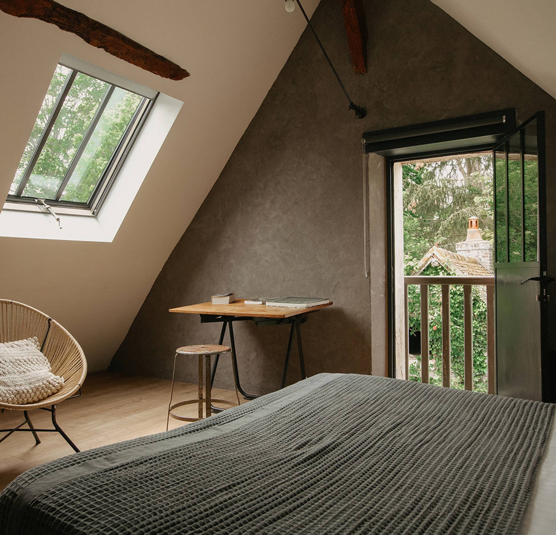 chambre sous combles avec fenêtre de toit industrielle