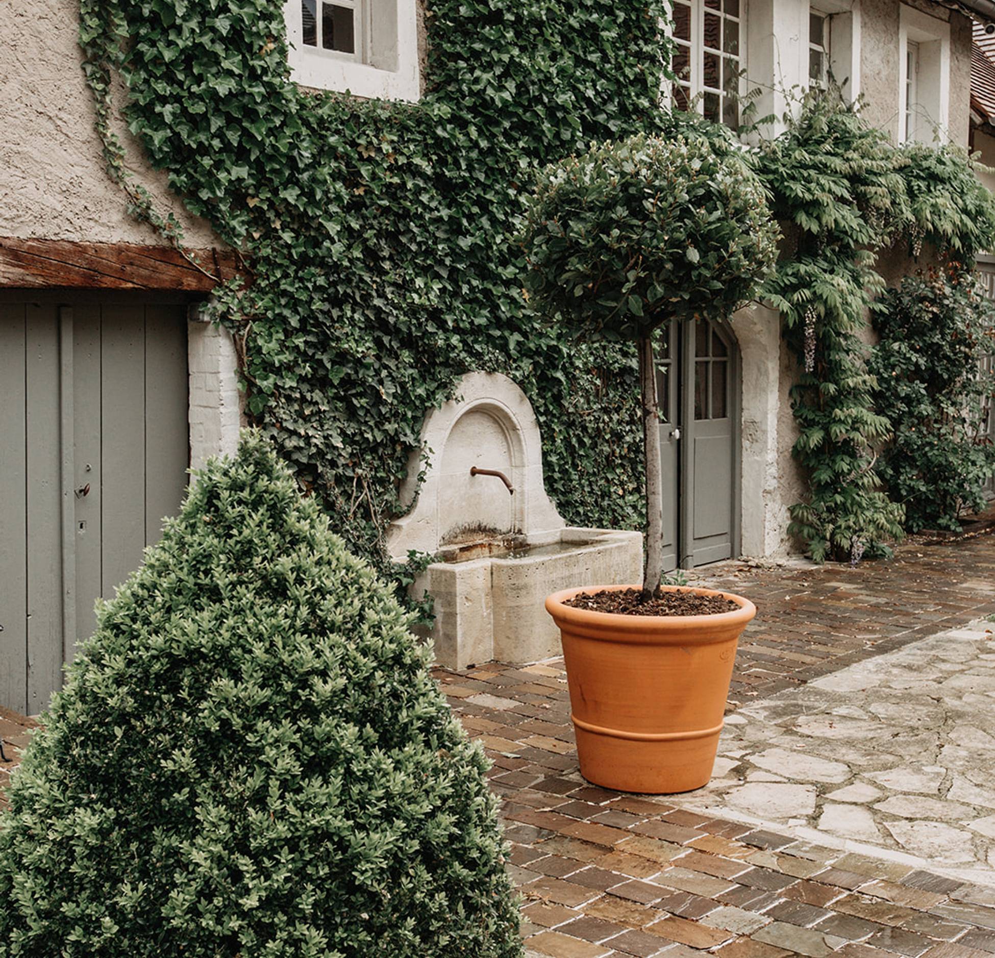 cour pavée maison en pierres Giverny