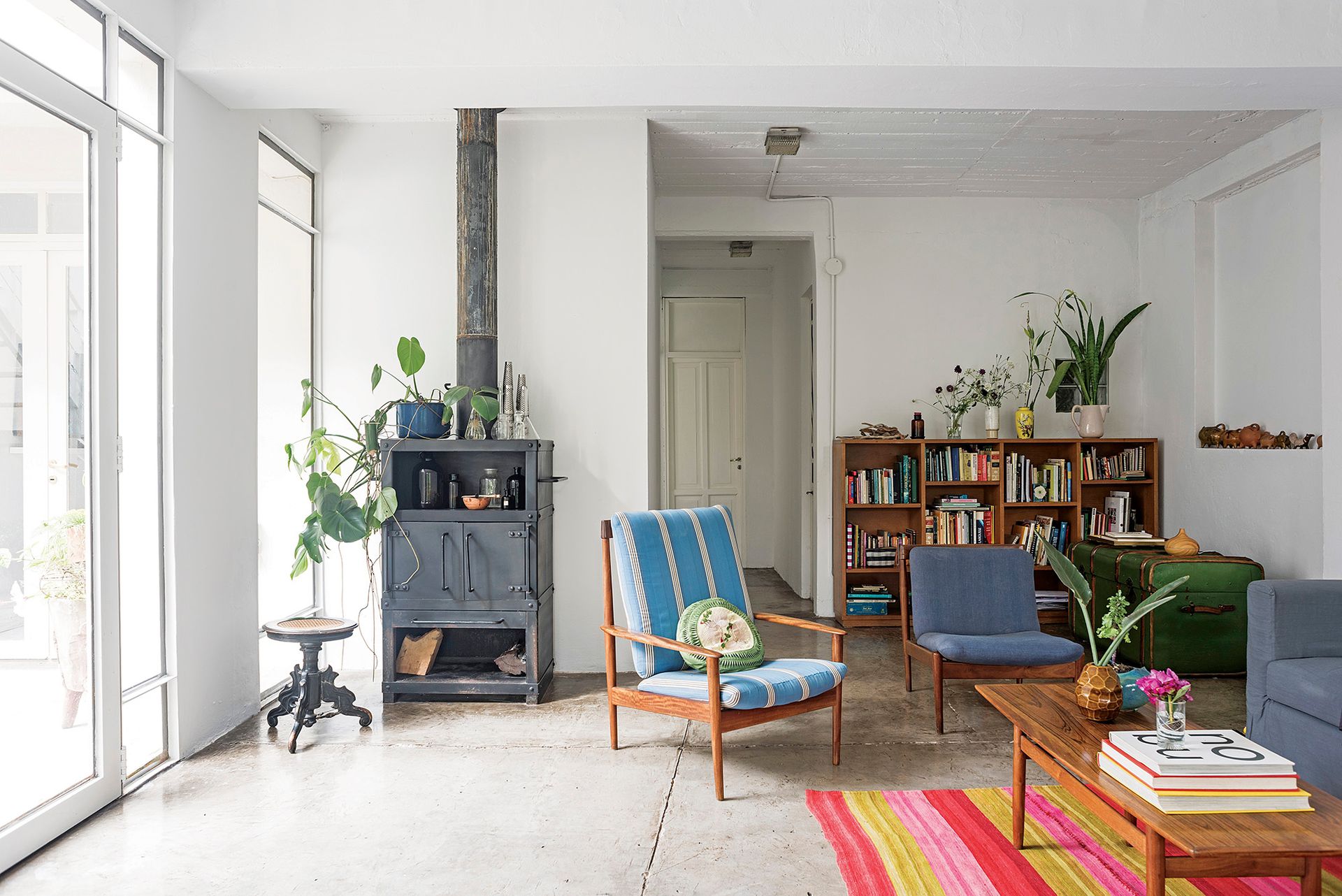 salon avec poêle à bois