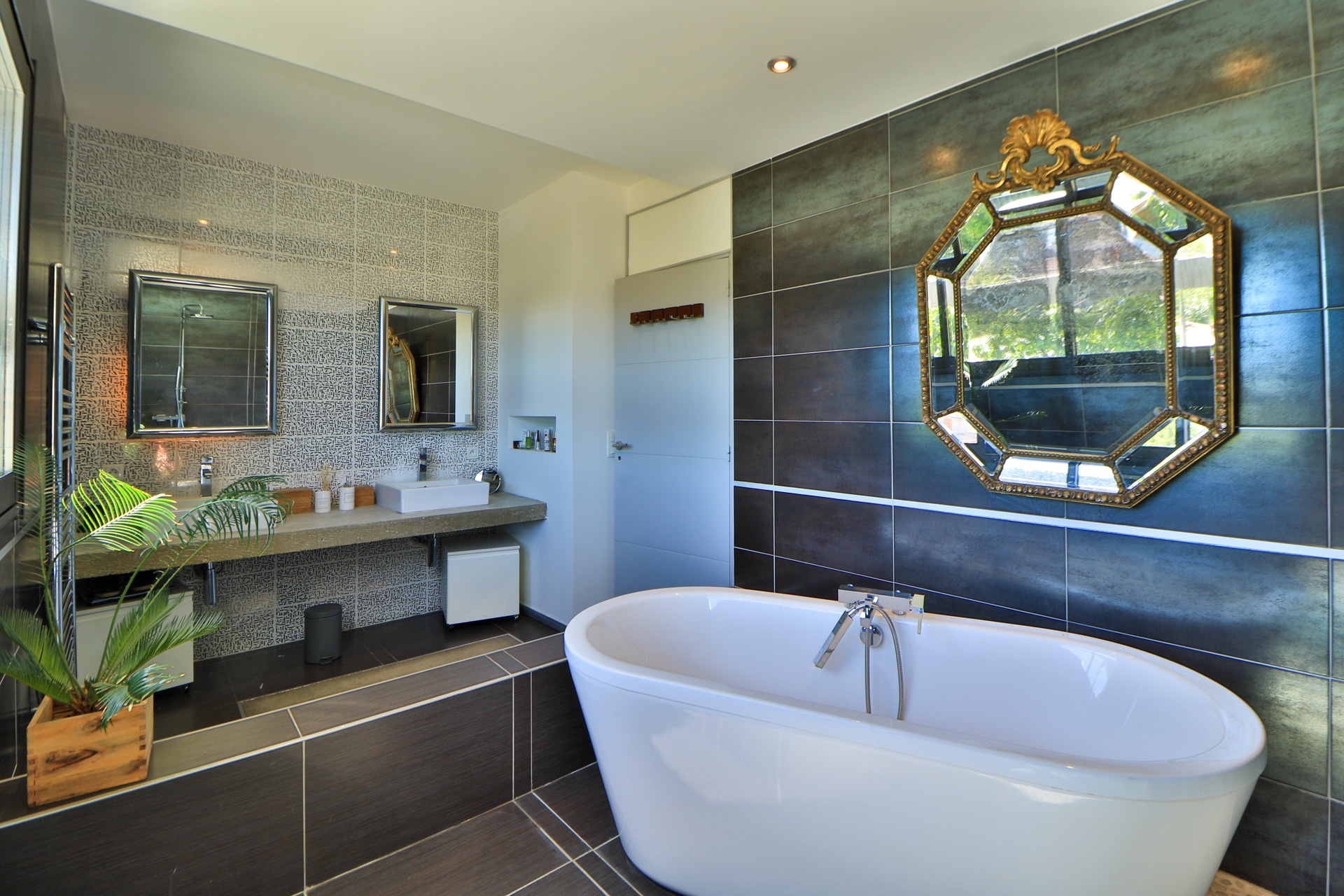 salle de bain design grise