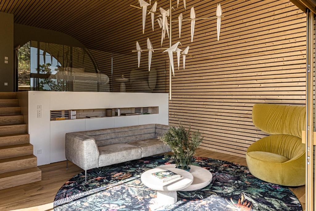 salon maison en bois design Souki Lodges & Spa