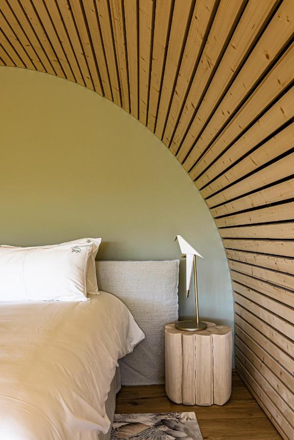 chambre kaki et bois sur mezzanine vitrée