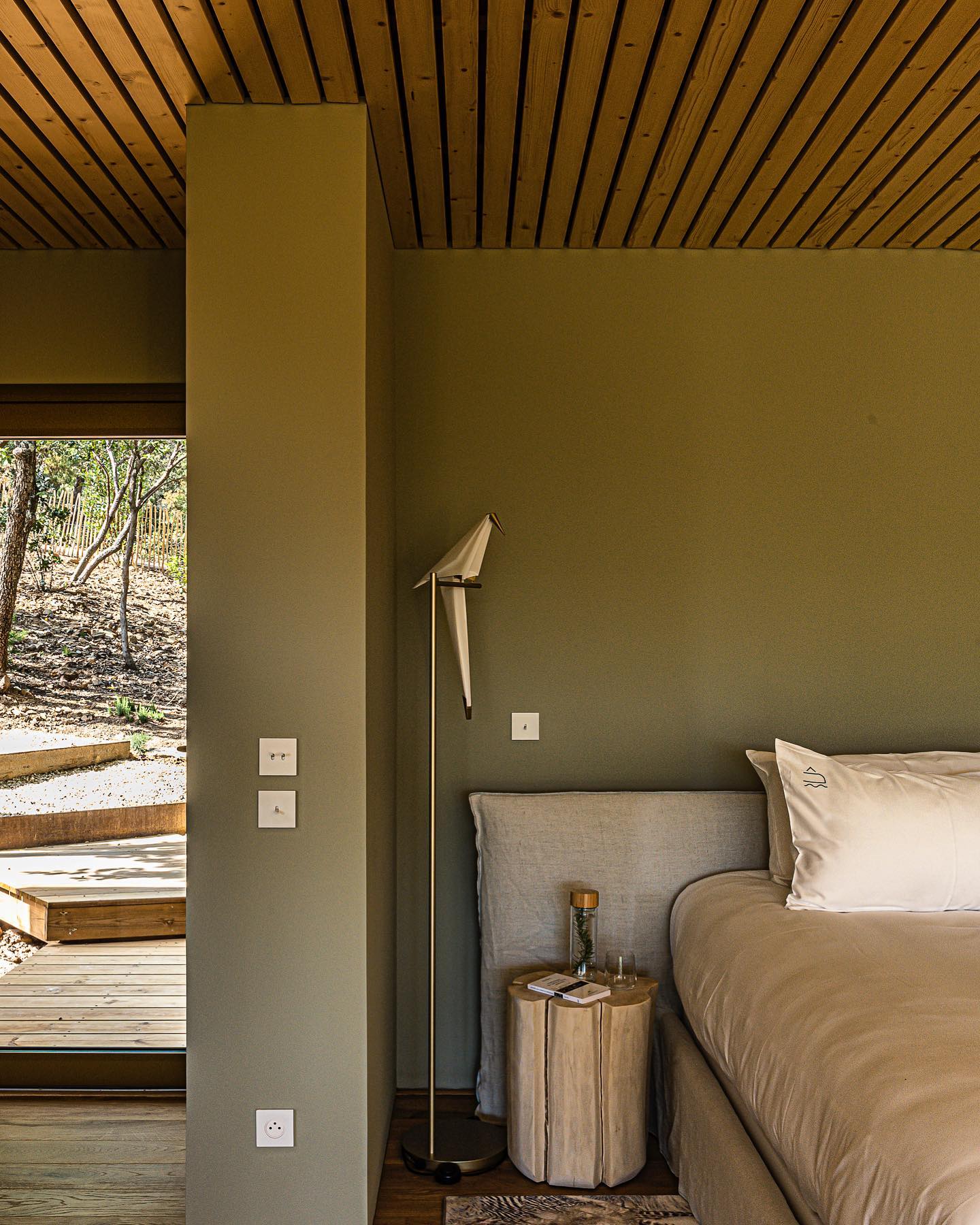 chambre kaki et bois sur mezzanine vitrée